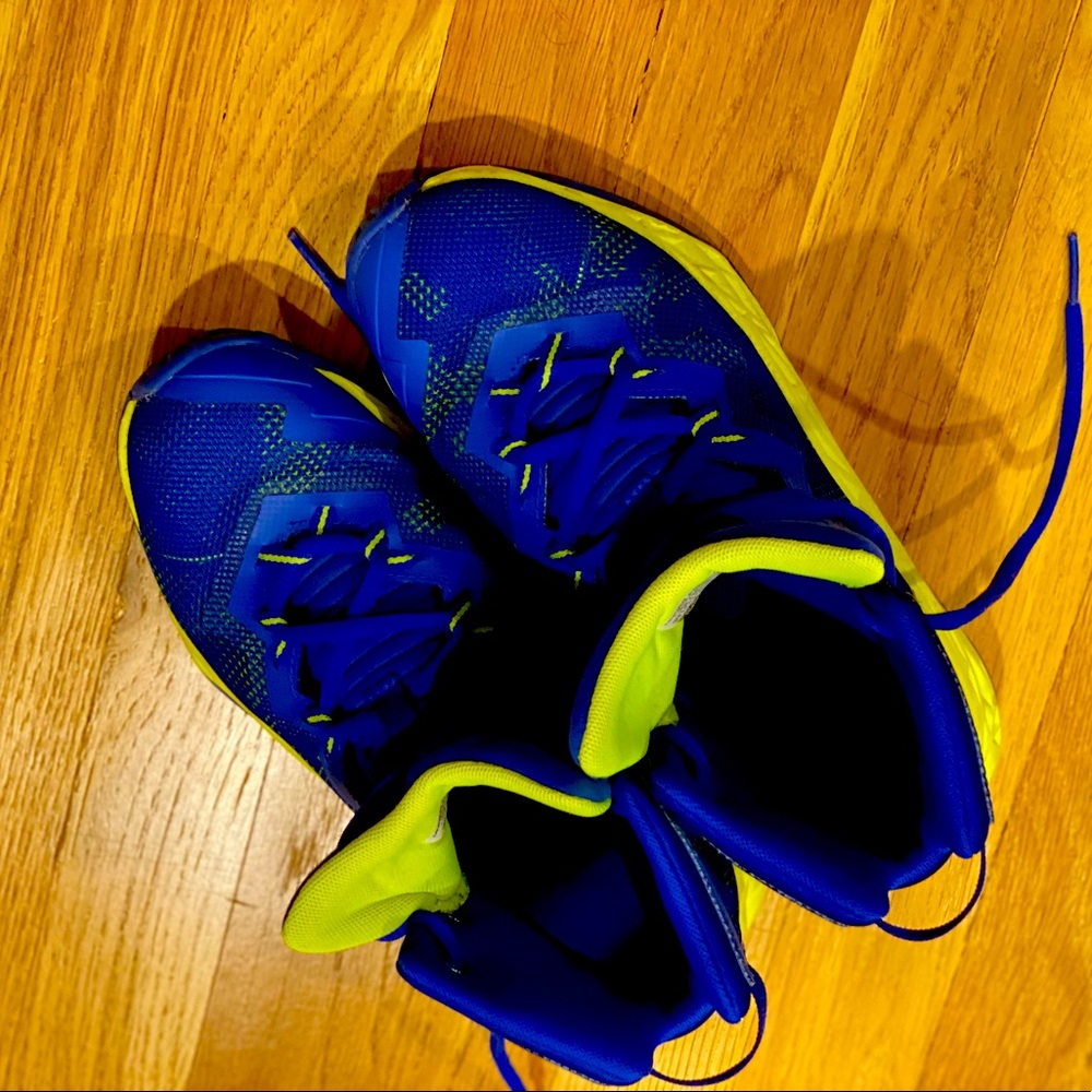 Basketball sneakers size 4Youth-excellent condition-worn 2-3 times